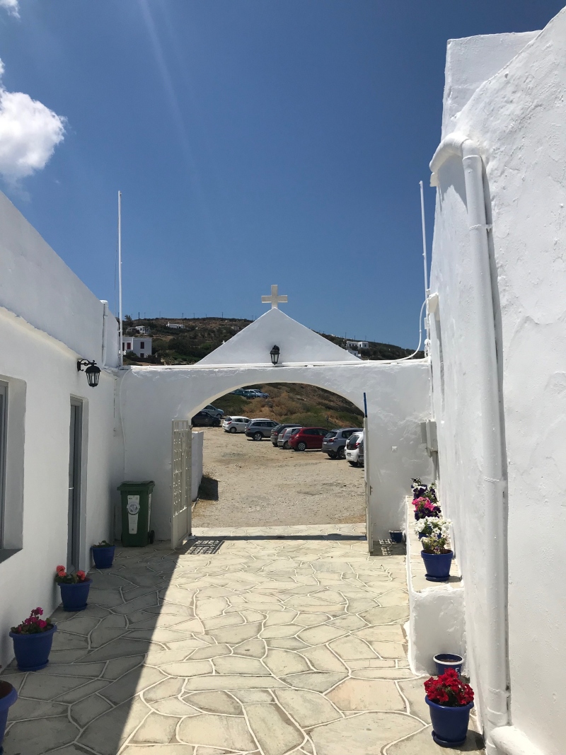 Perierga.gr-Το μοναστήρι της Χρυσοπηγής στη Σίφνο