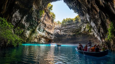 Εντυπωσιακές θαλασσοσπηλιές της Ελλάδας που αξίζει να ανακαλύψετε