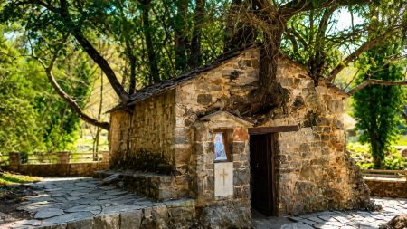 Αγία Θεοδώρα στη Βάστα: Το μικροσκοπικό εκκλησάκι που αψηφά τους νόμους της φύσης