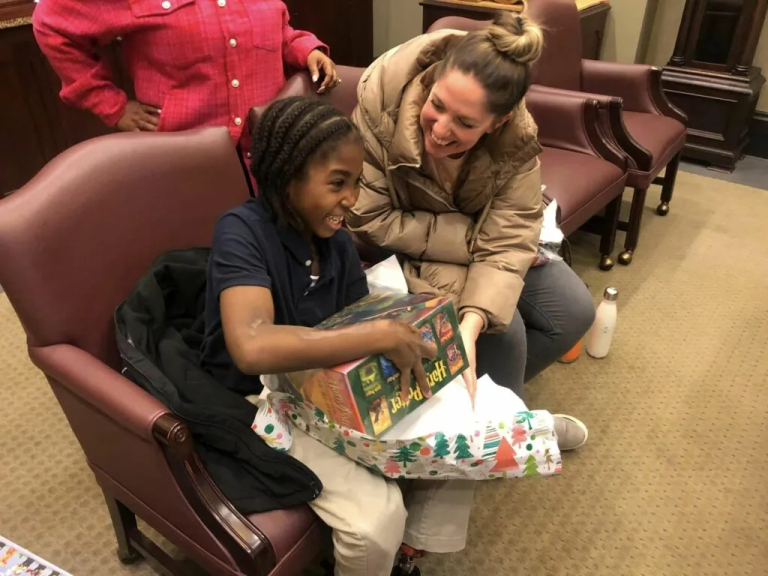 Δάσκαλοι υιοθετούν 10χρονο μαθητή τους με κινητικές δυσκολίες