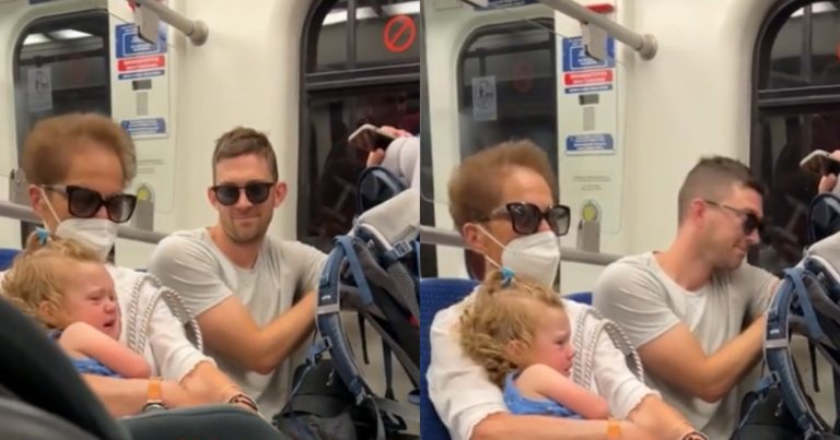 Μια τρυφερή στιγμή: Ελληνίδα γιαγιά ηρεμεί το μωρό τουρίστριας και κερδίζει τις καρδιές των περαστικών