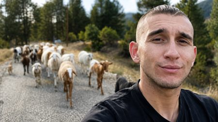 Στα 23 του επέλεξε τη ζωή στο βουνό: Η ιστορία ενός νέου κτηνοτρόφου στην Αετιά Γρεβενών