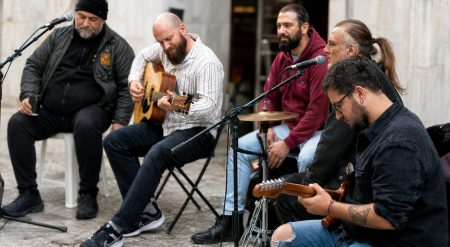 Αυθόρμητη εμφάνιση των Πυξ Λαξ στην Ερμού: Φίλιππος Πλιάτσικας και Μπάμπης Στόκας τραγούδησαν με πλανόδιους μουσικούς