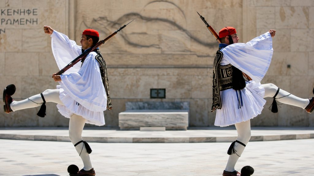 Στα άδυτα της Προεδρικής Φρουράς: Πώς εκπαιδεύονται οι Εύζωνες