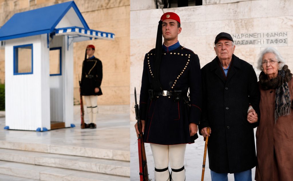 Γιαγιά και Παππούς έκατσαν να καμαρώσουν τον εγγονό τους που υπηρετεί ως εύζωνας