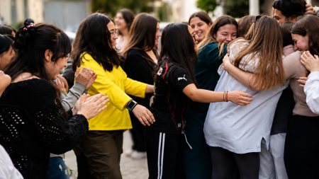 Σχολική έκπληξη: Μαθητές και καθηγητές τραγούδησαν «καντάδα» σε συμμαθητή τους για τα γενέθλιά του
