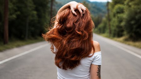 Πώς το καστορέλαιο βοηθά τα μαλλιά να μακρύνουν πιο γρήγορα και να δείχνουν πιο πυκνά