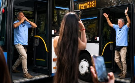 Ο πιο αγαπητός οδηγός λεωφορείου στη Ρόδο χορεύει τσιφτετέλι και αποθεώνεται στο TikTok
