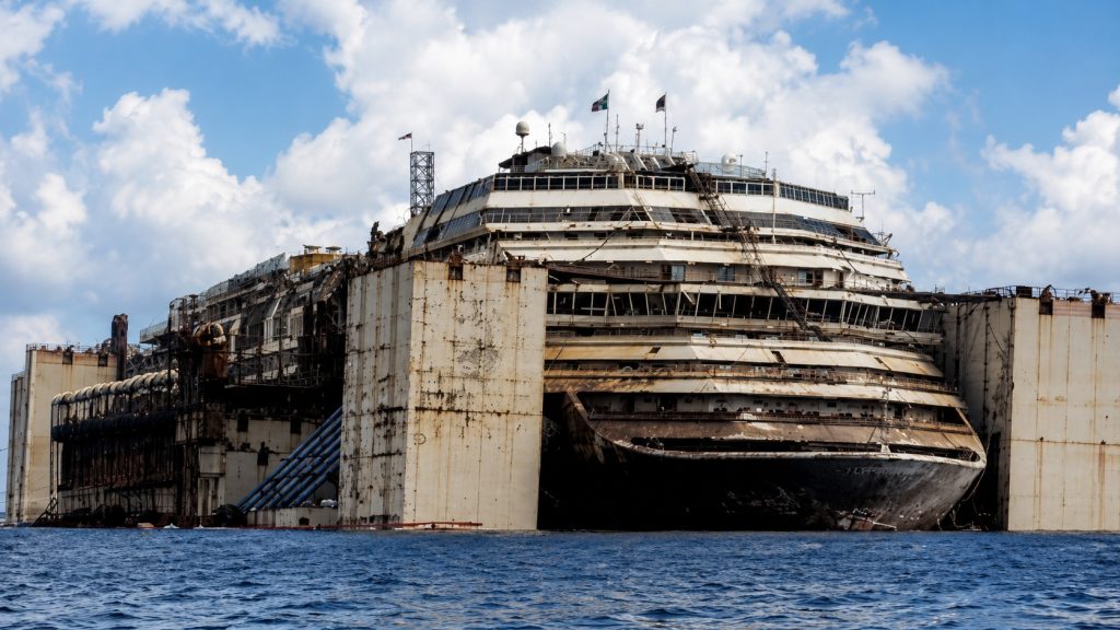 Μέσα στο Costa Concordia 14 χρόνια μετά το ναυάγιο: Εικόνες από το εσωτερικό του πλοίου