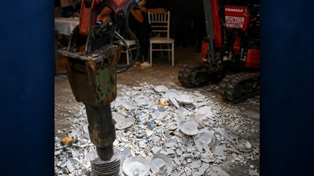 Σύρος: Έσπασε πιάτα σε νυχτερινό μαγαζί χρησιμοποιώντας σκαπτικό μηχάνημα