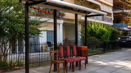 Θεσσαλονίκη: Τοποθέτησαν vintage καρέκλες τραπεζαρίας σε στάση του ΟΑΣΘ