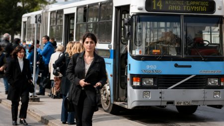 Όταν τα λεωφορεία της Αθήνας είχαν εισπράκτορα και το εισιτήριο κόστιζε μία δραχμή