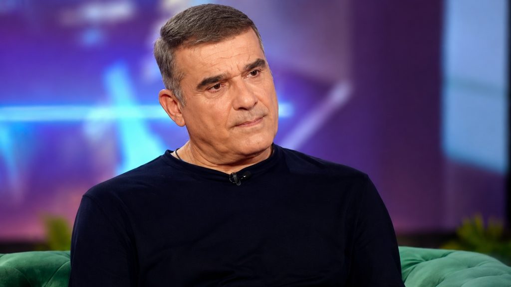 Ο Κώστας Αποστολάκης εξηγεί γιατί θεωρεί τον έρωτα «άχρηστο συναίσθημα» και την πίστη του στον Θεό