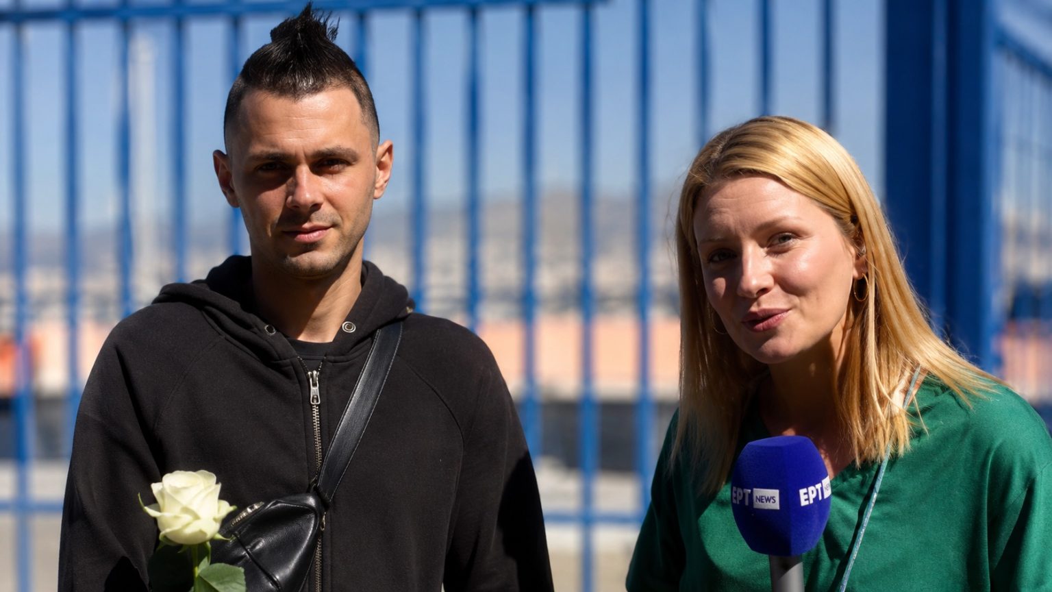 Πανελλαδικές: Περίμενε την κοπέλα του με ένα λευκό τριαντάφυλλο έξω από το εξεταστικό κέντρο
