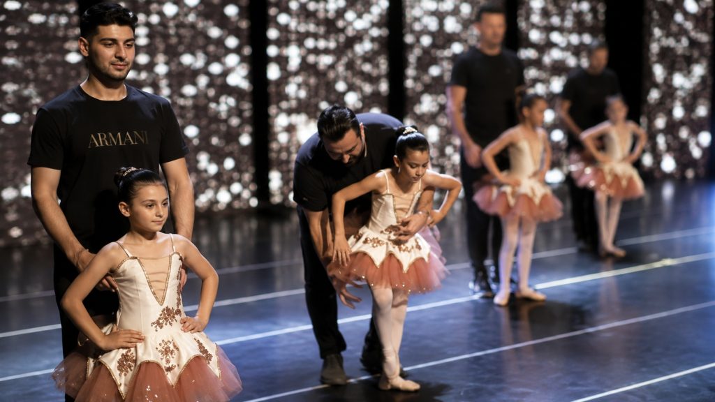 Μπαμπάδες στη Βέροια ανέβηκαν στη σκηνή και χόρεψαν μπαλέτο με τις κόρες τους