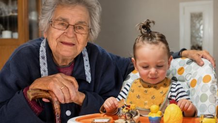 Η γιαγιά Θάλεια ταΐζει τον δισέγγονό της, προσφέροντας στιγμές τρυφερότητας και χαράς