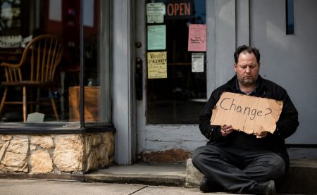 Η ταινία Change For A Dollar μάς θυμίζει πώς μια μικρή πράξη καλοσύνης μπορεί να αλλάξει ζωές
