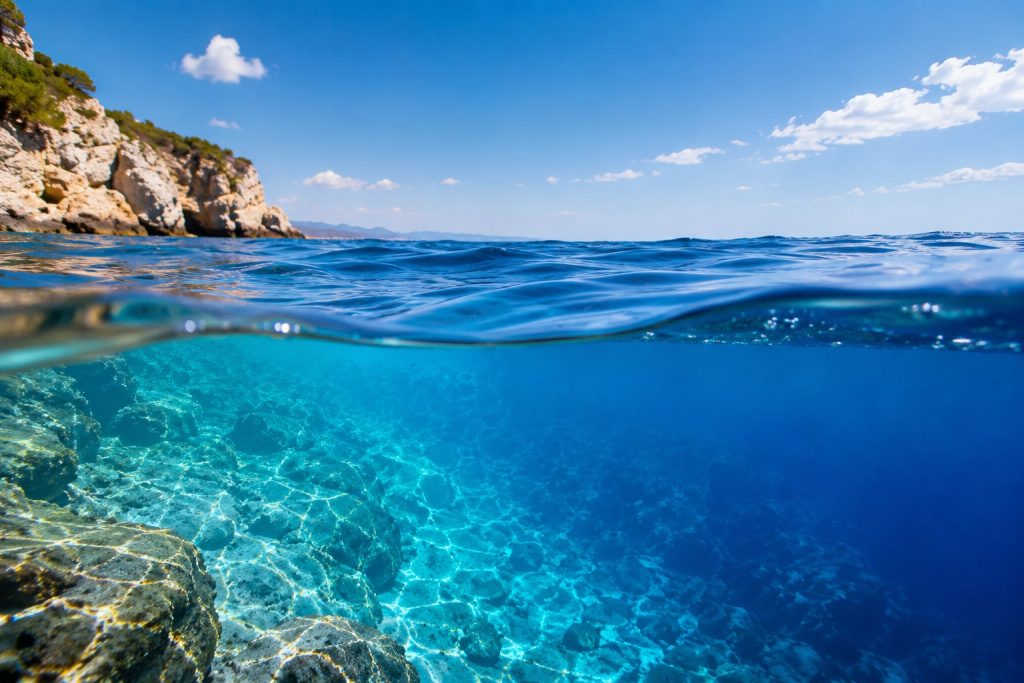 Γιατί η θάλασσα είναι μπλε ενώ το νερό είναι διαφανές