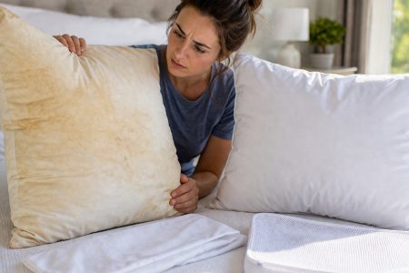 Γιατί το μαξιλάρι σου κιτρινίζει και πώς να το καθαρίσεις οικονομικά