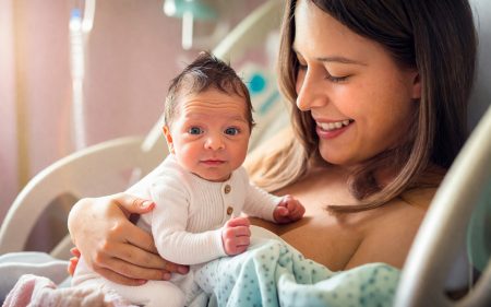 Η σημασία του δεσμού ανάμεσα στη μητέρα και το μωρό από τα πρώτα λεπτά της γέννησης