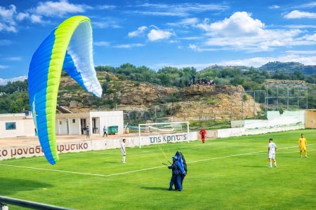 Αλεξιπτωτιστής προσγειώθηκε σε αγωνιστικό χώρο στην Κρήτη κατά τη διάρκεια του αγώνα