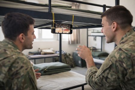 Στρατιώτες δημιούργησαν αυτοσχέδια βάση με λαστιχάκια για να δουν το ντέρμπι στον θάλαμο