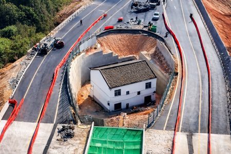 Ιδιοκτήτης στην Κίνα αρνήθηκε αποζημίωση και το σπίτι του παρέμεινε στη μέση αυτοκινητόδρομου