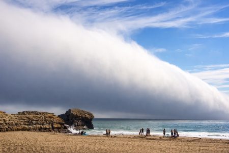 Εντυπωσιακό φυσικό φαινόμενο: Σύννεφο καλύπτει παραλία σε λίγα δευτερόλεπτα