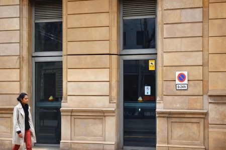 Ένα εντυπωσιακό γκαράζ στη Μοντάνα που ενσωματώνεται πλήρως στο φυσικό τοπίο