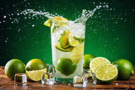 Ποια είναι η διατροφική αξία από το ζεστό νερό με λεμόνι και τι πρέπει να προσέχετε στην κατανάλωσή του