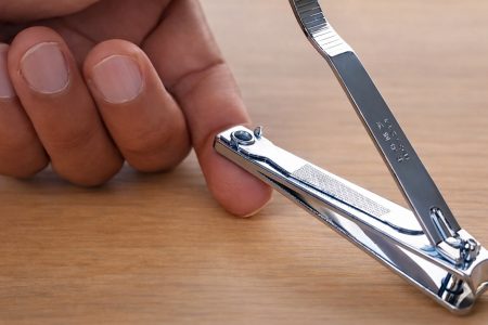 Η χρησιμότητα της μικρής τρύπας στον νυχοκόπτη που συχνά παραβλέπουμε