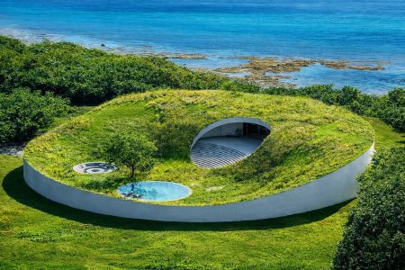 Περιήγηση στην Earth Villa, μια κατοικία που μοιάζει να αναδύεται μέσα από τη γη