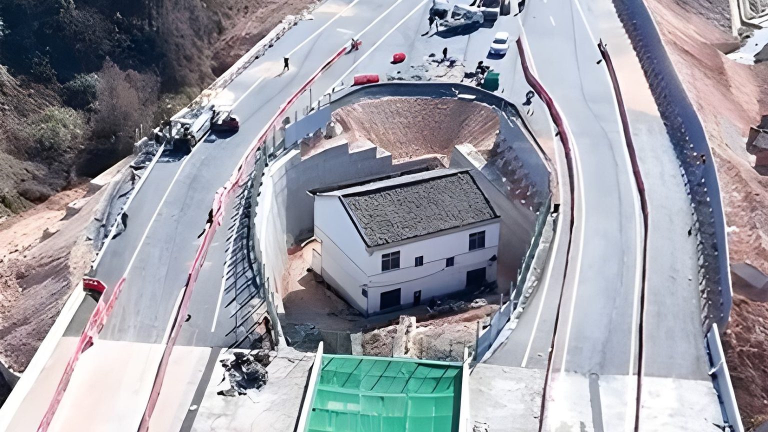 Η ιστορία ενός σπιτιού που παρέμεινε όρθιο παρά την κατασκευή αυτοκινητόδρομου