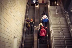 Ποιος είνια ο λόγος που οι κυλιόμενες σκάλες έχουν βούρτσες στα πλαϊνά τους