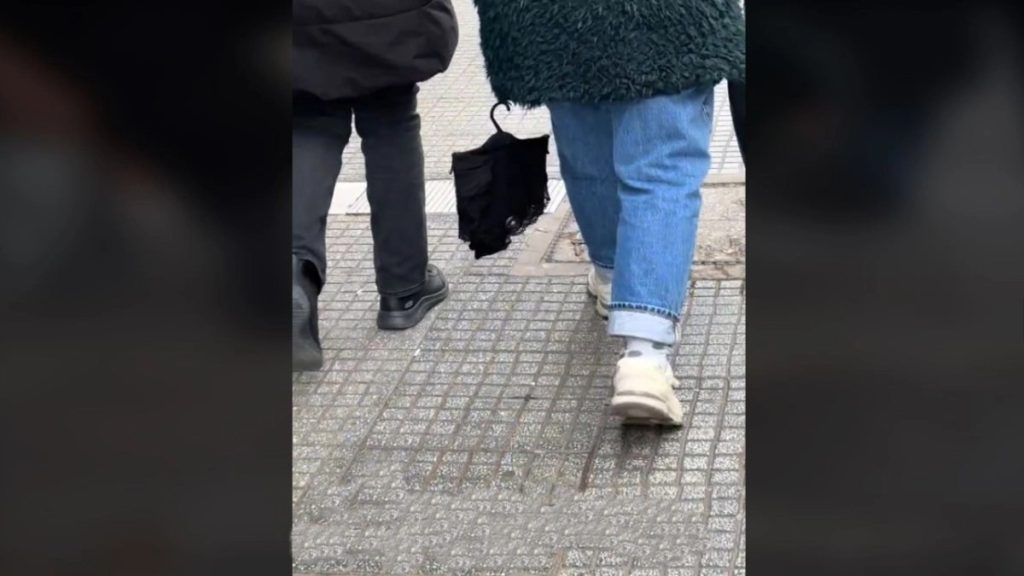 Χιουμοριστικό: Απρόσμενο περιστατικό στη Θεσσαλονίκη με γυναίκα που πήρε κατά λάθος κρεμάστρα μαζί με το μπουφάν της