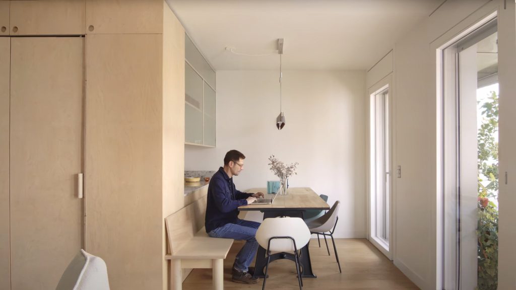 Πώς η custom ξυλουργική μεταμόρφωσε έναν μικρό χώρο στο Παρίσι σε ένα λειτουργικό και κομψό σπίτι