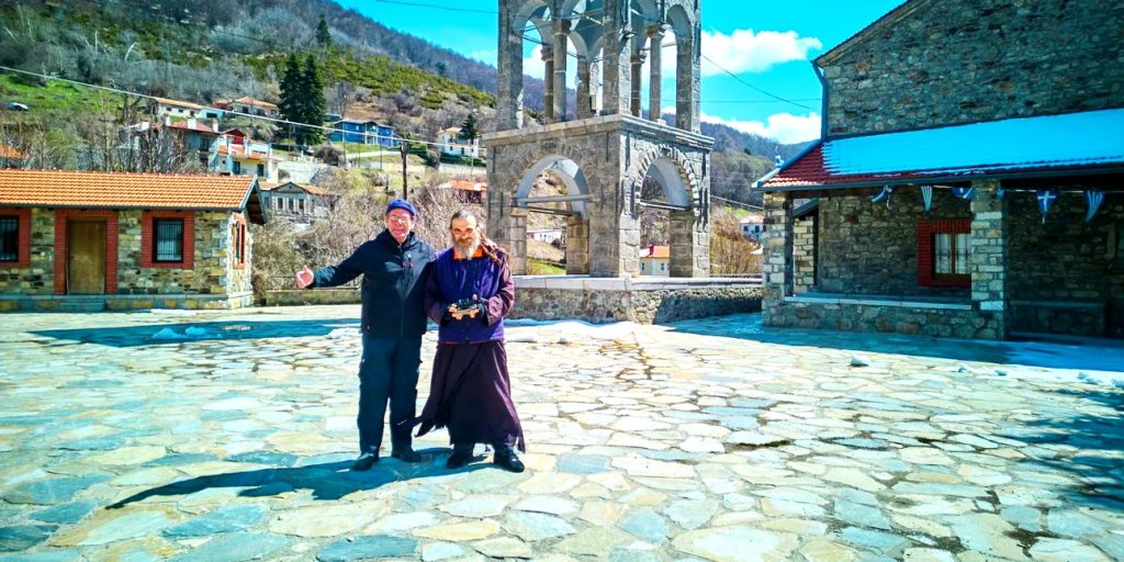 Ιερέας από το Βόιο Κοζάνης προβάλλει την περιοχή μέσα από το κανάλι του στο YouTube