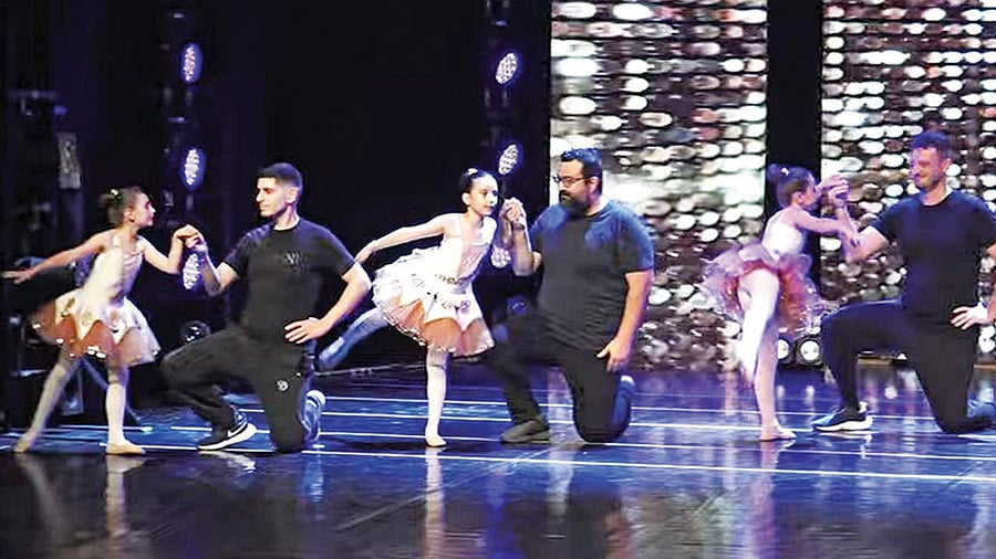 Μια ξεχωριστή στιγμή στη Βέροια – Πατεράδες στο πλευρό των κοριτσιών τους σε παράσταση μπαλέτου