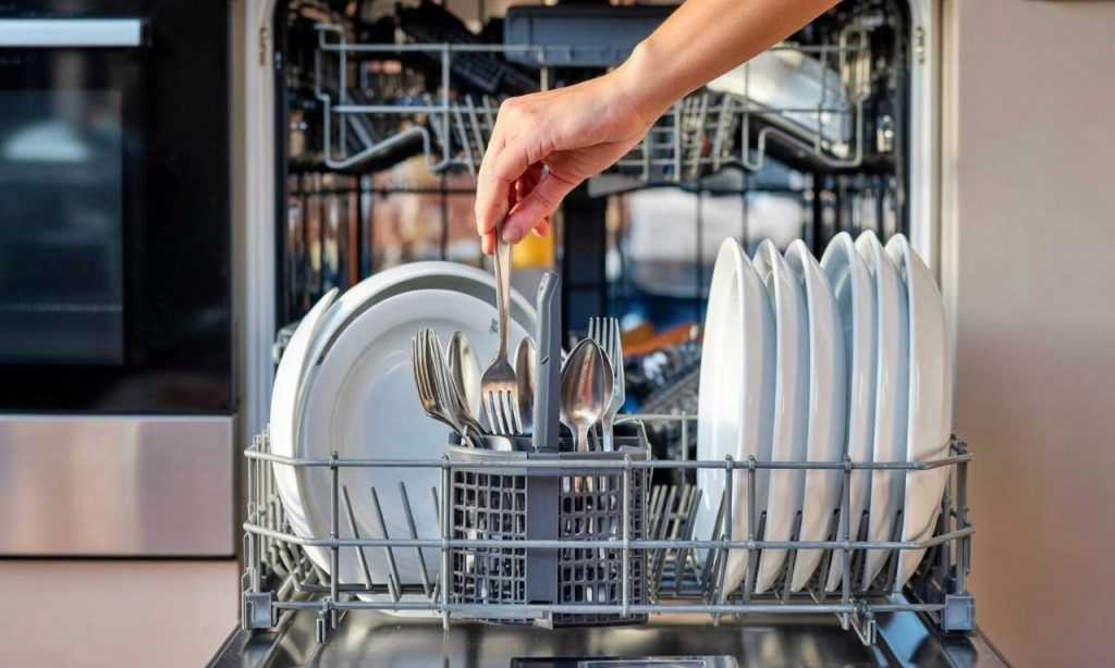 Πώς να χρησιμοποιήσετε σωστά τη λειτουργία πρόπλυσης στο πλυντήριο πιάτων για καλύτερα αποτελέσματα