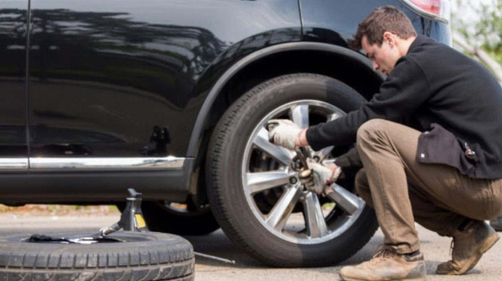 Πώς να αλλάξετε εύκολα ένα λάστιχο στο αυτοκίνητο σας