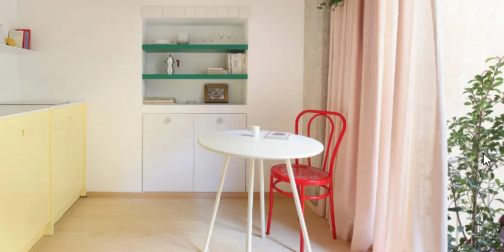 Από αποθήκη 25 τ.μ. σε λειτουργικό διαμέρισμα: Ένα project με χρώμα και ιαπωνική έμπνευση