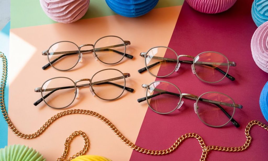 Τρόποι για να μειώσετε τις γρατζουνιές από τα γυαλιά σας