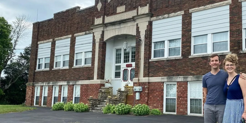 Ζευγάρι αγόρασε παλιό σχολείο 100 ετών και το μετέτρεψε σε εντυπωσιακό σπίτι