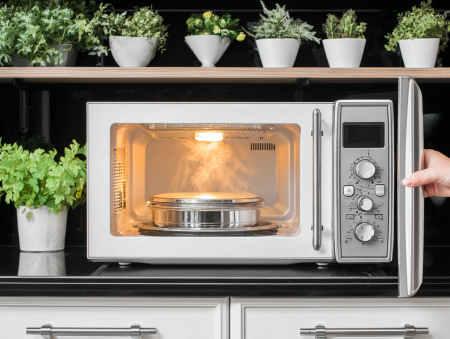 Πώς λειτουργεί ο φούρνος μικροκυμάτων μέσα από τη φυσική