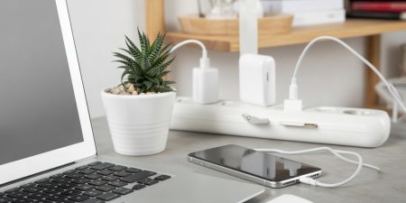 Τι συμβαίνει όταν αφήνουμε τους φορτιστές στην πρίζα χωρίς να φορτίζουμε κάποια συσκευή.