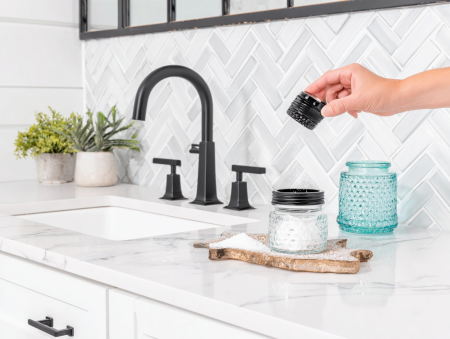 Καθάρισμα μπάνιου με φυσικά υλικά: Πώς το αλάτι μπορεί να σας βοηθήσει