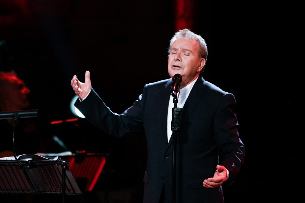 Η καλλιτεχνική διαδρομή του Μανώλη Μητσιά από τα πρώτα βήματα στη Θεσσαλονίκη μέχρι τις μεγάλες πίστες.