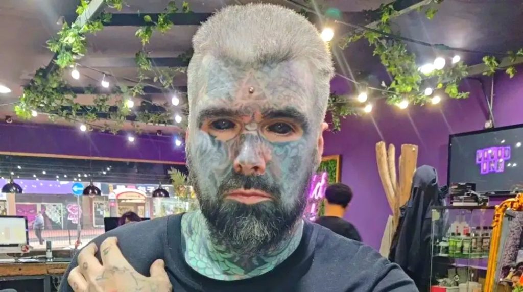 Ο πιο καλυμμένος με τατουάζ άνδρας της Βρετανίας αντιμετωπίζει εμπόδια στην καθημερινότητά του λόγω της τεχνολογίας