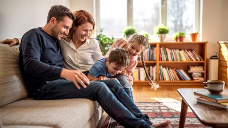 Το γέλιο μέσα στην οικογένεια ενισχύει τους δεσμούς και μειώνει το άγχος