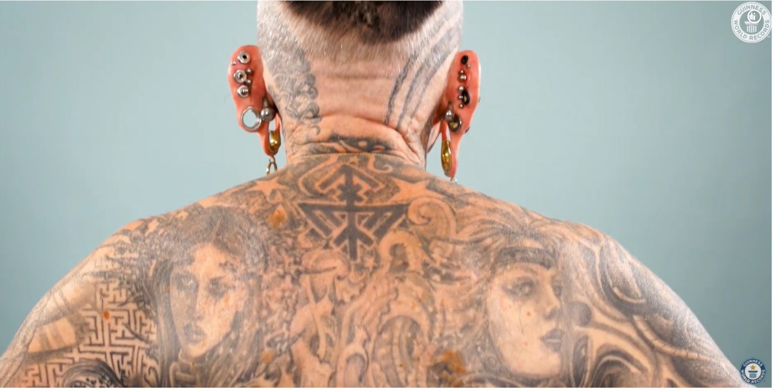 Ο Rolf Buchholz κατέχει το ρεκόρ Guinness για τα περισσότερα piercings στον κόσμο, με πάνω από 500 στο σώμα του